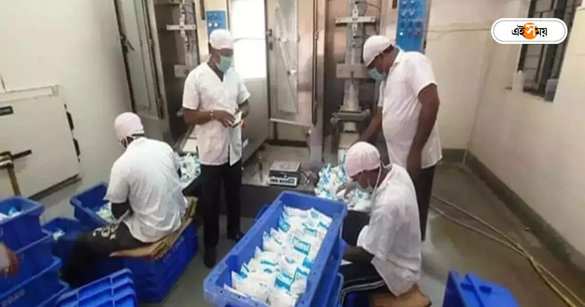Bhagirathi Milk Union : ভাগীরথী কর্তৃপক্ষের বিরুদ্ধে চক্রান্তের অভিযোগ, রাস্তায় দুধ ফেলে প্রতিবাদ – allegation of conspiracy against bhagirathi authorities protest by throwing milk on the road in baharampur