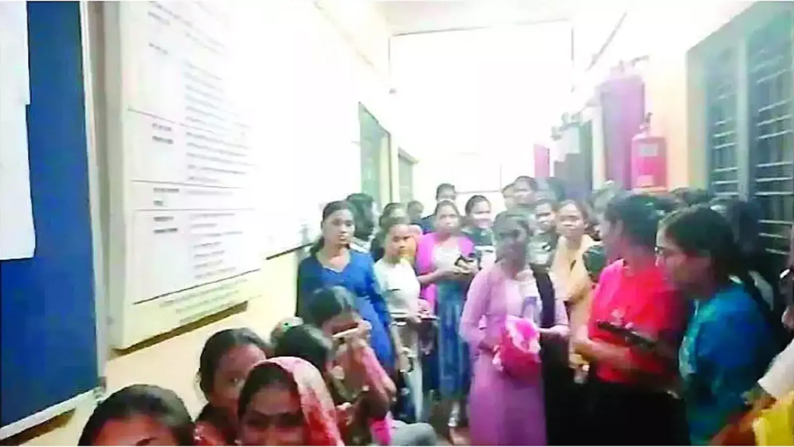 आदिवासी विद्यार्थिनींना रात्रभर वसतिगृहात डांबले; आदिवासी विकासमंत्र्यांच्या यवतमाळातील धक्कादायक प्रकार आदिवासी विद्यार्थिनींना रात्रभर वसतिगृहात डांबले; आदिवासी विकासमंत्र्यांच्या यवतमाळातील धक्कादायक प्रकार