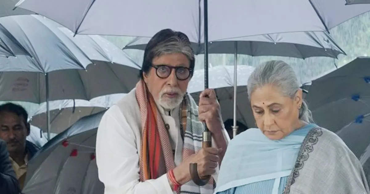 When Amitabh was seen holding an umbrella for his wife Jaya in the rain, users asked- Why is Madam in such a bad mood?