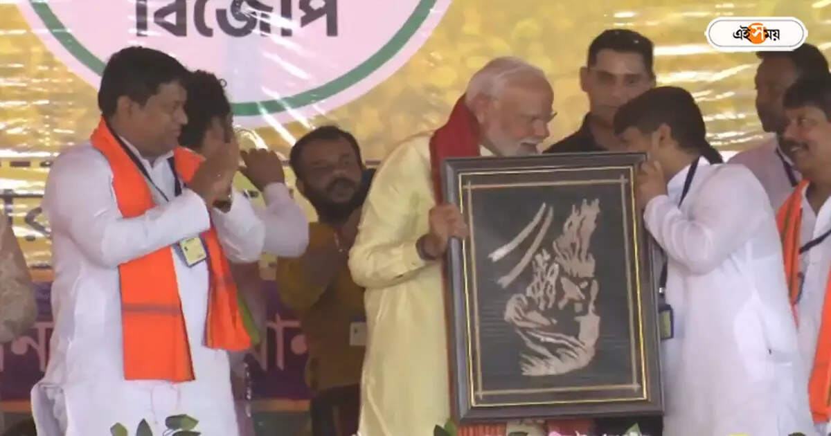 Trinamool Congress : মোদীর হাতে উলটো রবীন্দ্রনাথ! ছবি বিভ্রাট BJP-র, খোঁচা তৃণমূলের – tmc criticised bjp for gifting reverse rabindranath tagore picture to narednra modi at lok sabha election rally