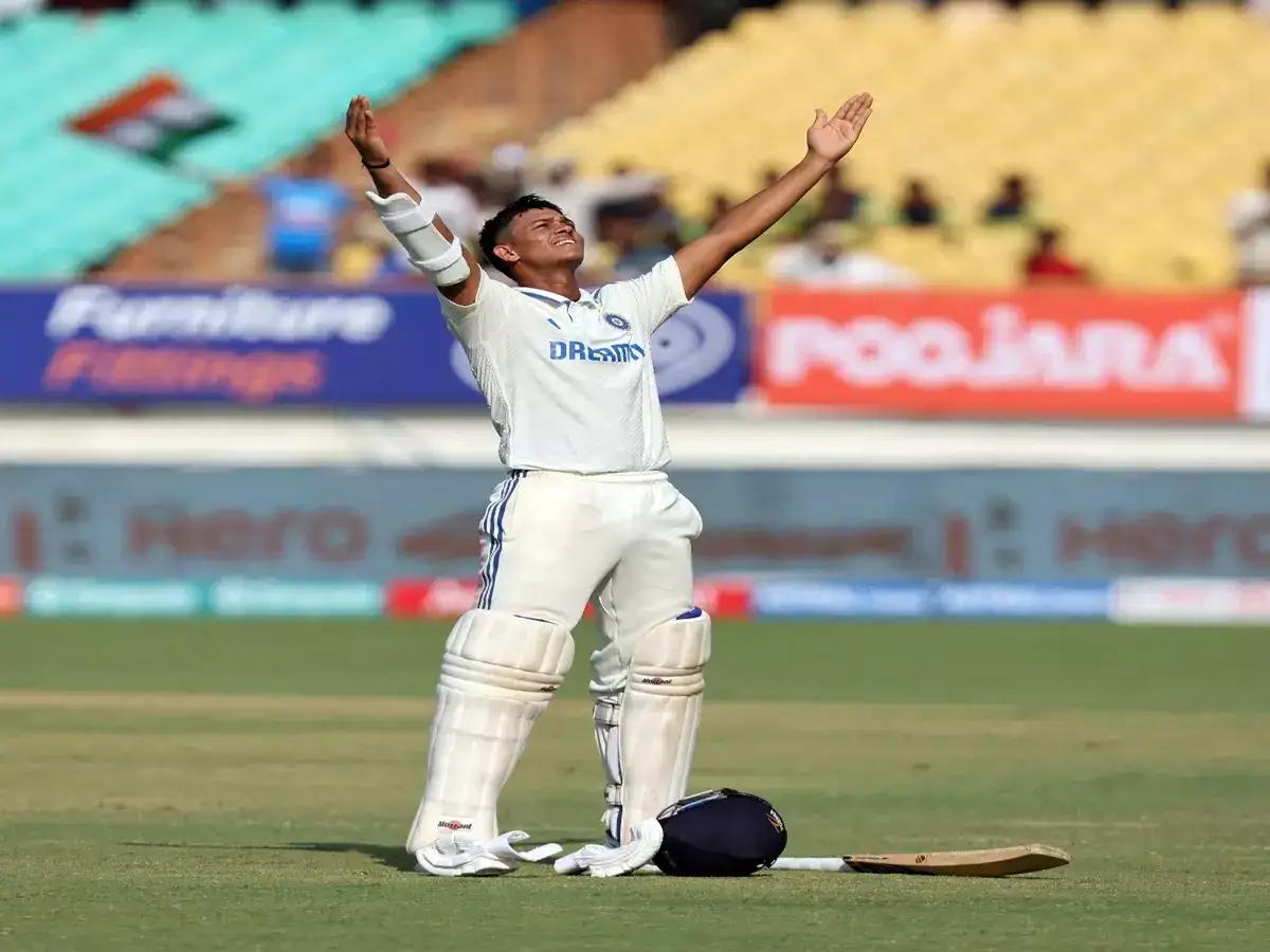 'ஜெய்ஷ்வால் மீண்டும் 200'.. சிக்ஸர் பட்டியலில் தோனி, யுவராஜை முந்தி.. 22 வயதிலேயே வரலாற்று சாதனை! 