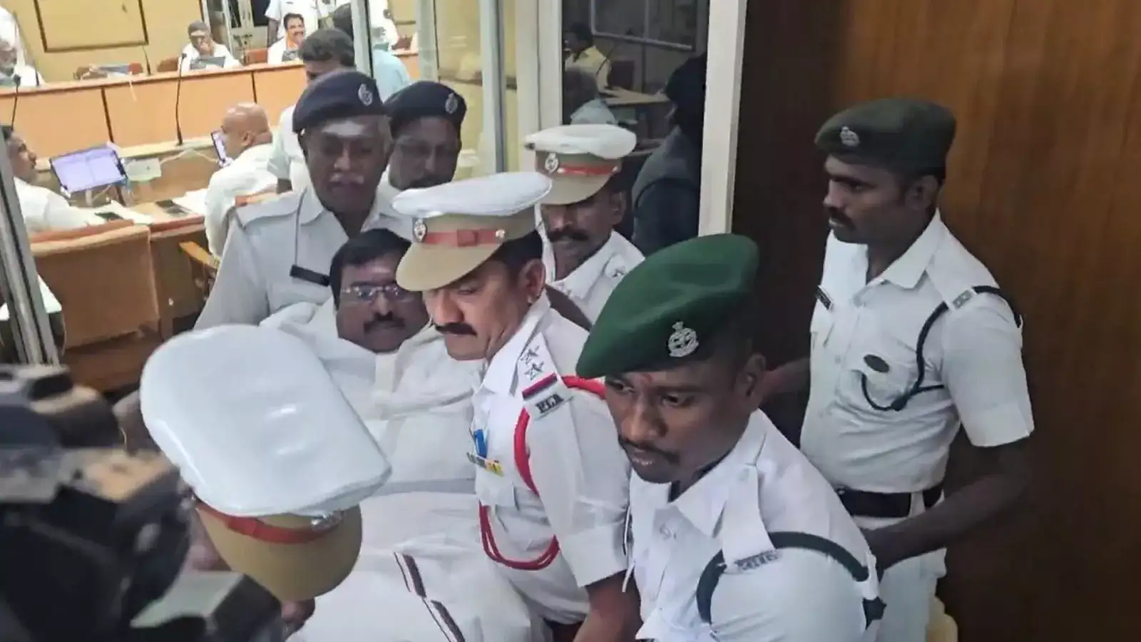 புதுச்சேரி சட்டப்பேரவையில் பரபரப்பு... எதிர்க்கட்சி தலைவர் குண்டுக்கட்டாக வெளியேற்றம்! 