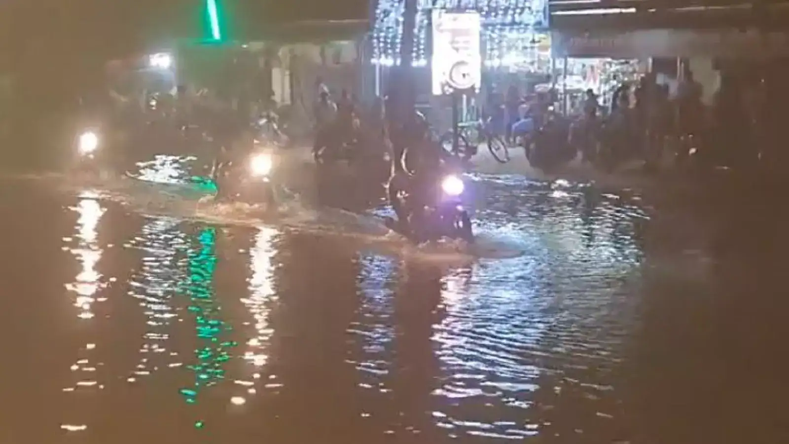 சேலம் சரபங்கா ஆற்றில் வெள்ளப்பெருக்கு: சாலையை சூழ்ந்த நீர்... வாகன ஓட்டிகள் அவதி! 