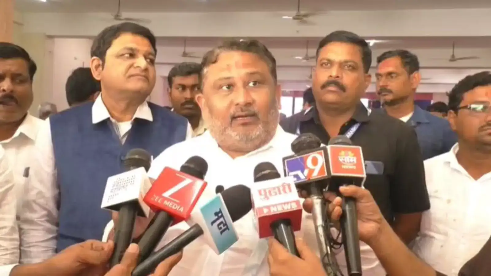 मोठी बातमी! नोकरदारांचे कामाचे तास वाढले? महाराष्ट्राच्या कामगार मंत्र्यांकडून मोठं स्पष्टीकरण मोठी बातमी! नोकरदारांचे कामाचे तास वाढले? महाराष्ट्राच्या कामगार मंत्र्यांकडून मोठं स्पष्टीकरण