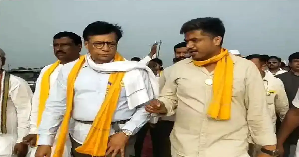 युवा संघर्ष यात्रेत रोहित पवारांना पित्याचाही खंबीर पाठिंबा, राजेंद्र पवारही पदयात्रेत सहभागी युवा संघर्ष यात्रेत रोहित पवारांना पित्याचाही खंबीर पाठिंबा, राजेंद्र पवारही पदयात्रेत सहभागी