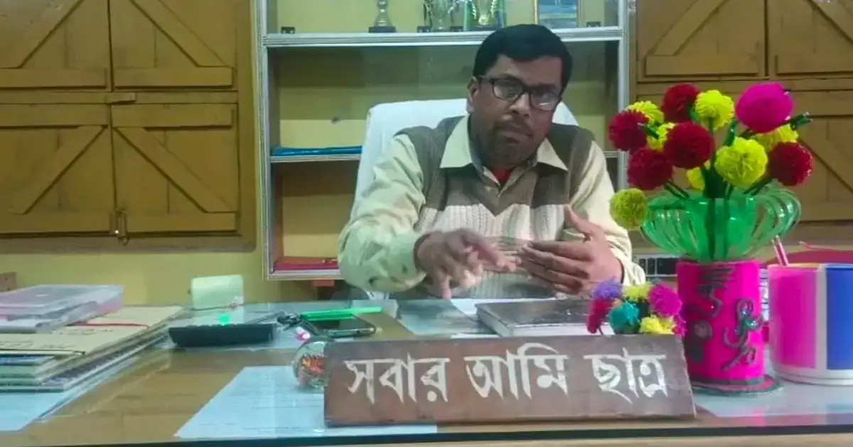West Bengal School : প্রধান শিক্ষকের টেবিলে লেখা ‘সবার আমি ছাত্র’, কারণ জানলে সমীহ বাড়বে – birbhum school teacher keeps a board where he wrote that he is student of everyone