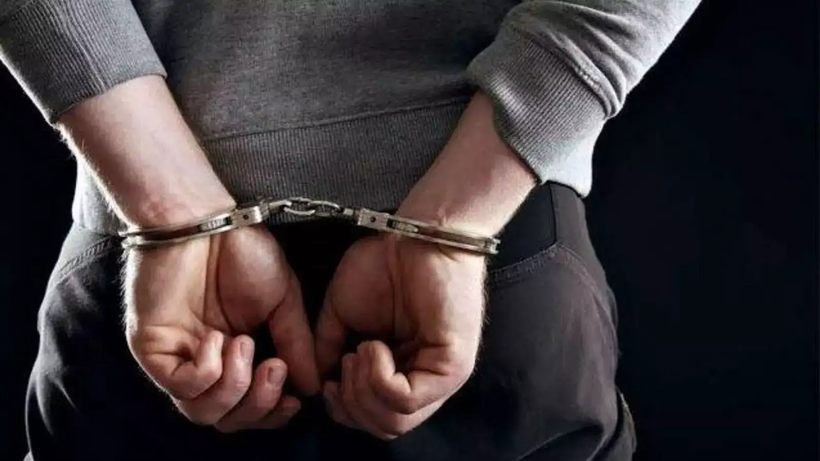 15 वर्षाच्या विद्यार्थिनीला प्रेमाच्या जाळ्यात ओढलं, नंतर कारमध्ये नको ते कृत्य, तरुणाला अटक 15 वर्षाच्या विद्यार्थिनीला प्रेमाच्या जाळ्यात ओढलं, नंतर कारमध्ये नको ते कृत्य, तरुणाला अटक