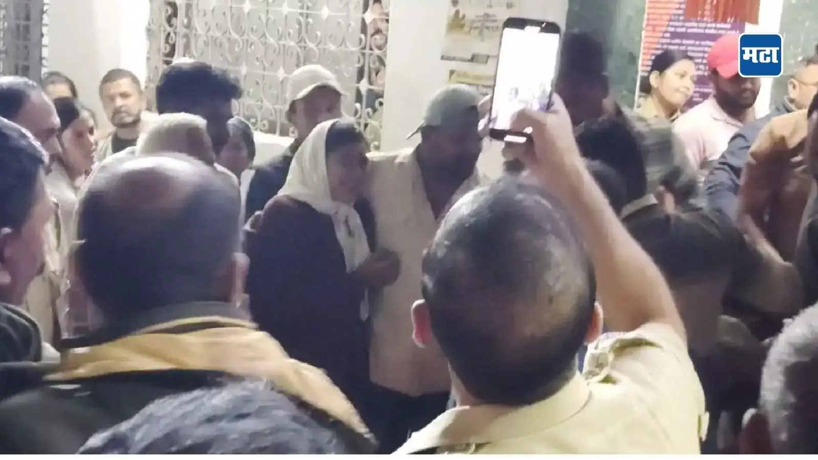मुलगी प्रियकरासोबत पळाली; आईने उचललं टोकाचे पाऊल, नातेवाईकांनी बॉडी नेली थेट पोलिस ठाण्यात, नेमकं प्रकरण काय? मुलगी प्रियकरासोबत पळाली; आईने उचललं टोकाचे पाऊल, नातेवाईकांनी बॉडी नेली थेट पोलिस ठाण्यात, नेमकं प्रकरण काय?