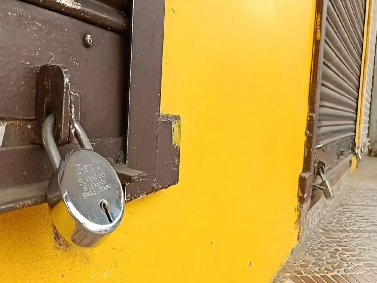 கோட்டகுப்பத்தில் தினமும் தொடரும் மின்வெட்டு... வியாபாரிகள் கடையடைப்பு! 