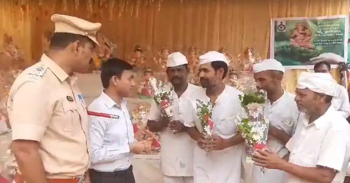 गुन्हे करणाऱ्या हातानी घडवल्या सुंदर गणेश मूर्ती; जिल्हाधिकाऱ्यांकडून तोंडभरुन कौतुक गुन्हे करणाऱ्या हातानी घडवल्या सुंदर गणेश मूर्ती; जिल्हाधिकाऱ्यांकडून तोंडभरुन कौतुक