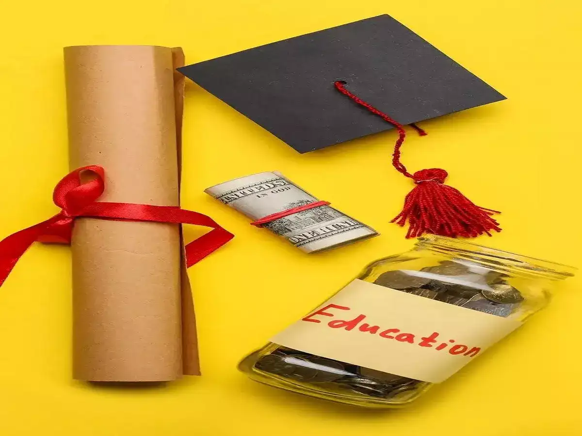 शिष्यवृत्ती अडल्याने परदेशातील विद्यार्थी संकटात; OBC विद्यार्थ्यांना दैनंदिन खर्च भागवणेही अवघड शिष्यवृत्ती अडल्याने परदेशातील विद्यार्थी संकटात; OBC विद्यार्थ्यांना दैनंदिन खर्च भागवणेही अवघड