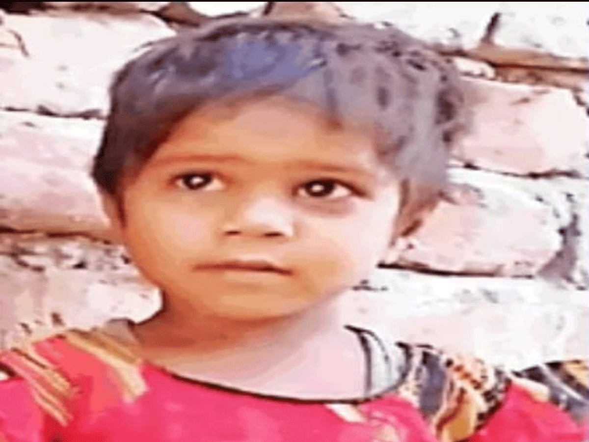 Agra News: बच्ची को कुत्तों ने नोंचकर मार डाला, रिपोर्ट में आया डूबने से हुई मौत, जानिए मामला