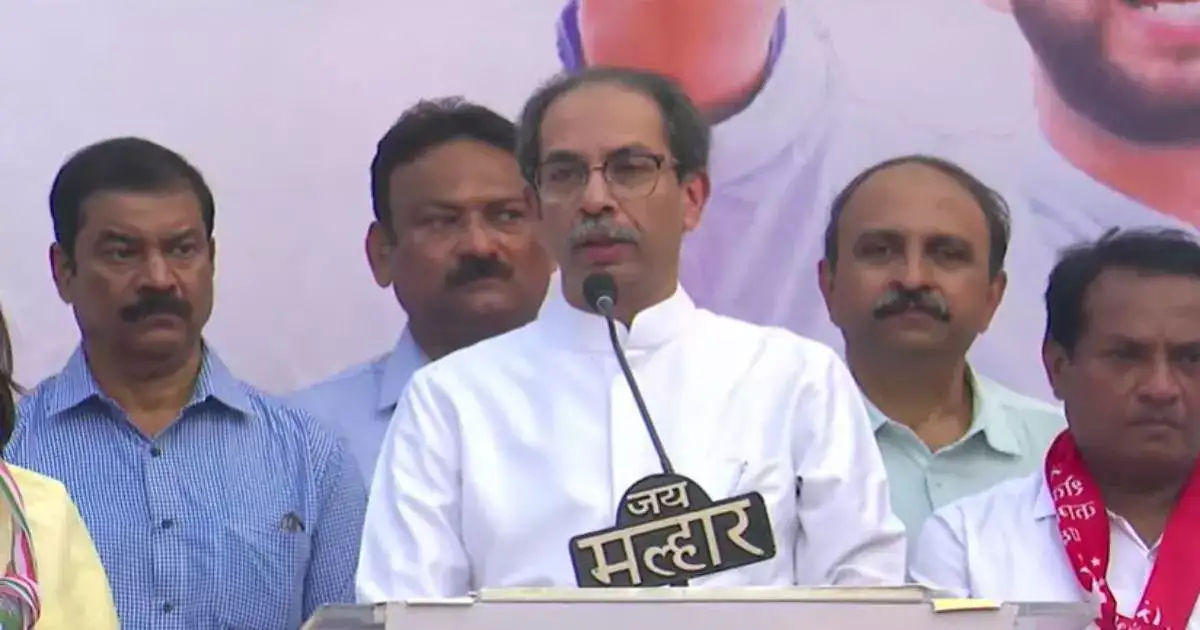 करोनाशी लढून जिंकणारी धारावी अदानीला शरण जाईल का? ठाकरेंचा सवाल करोनाशी लढून जिंकणारी धारावी अदानीला शरण जाईल का? ठाकरेंचा सवाल