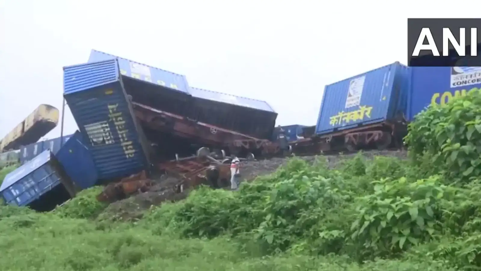 பயணிகள் எக்ஸ்பிரஸை செம ஸ்பீடா முட்டி தூக்கிய சரக்கு ரயில்... மேற்குவங்கத்தில் பலர் பலியான சோகம்! 
