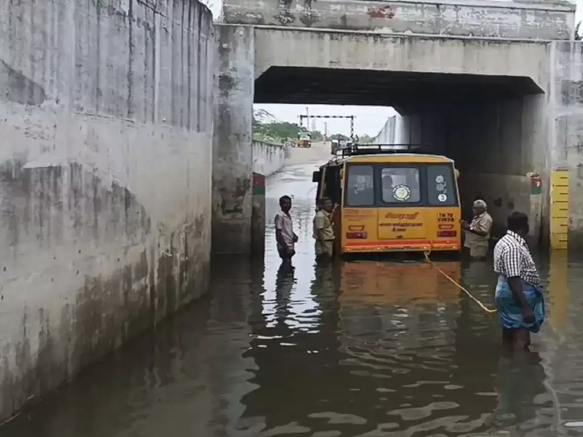 ஸ்ரீவில்லிபுத்தூர் அருகே ரயில்வே சுரங்கபாதையில் சிக்கிய பள்ளி வேன் 