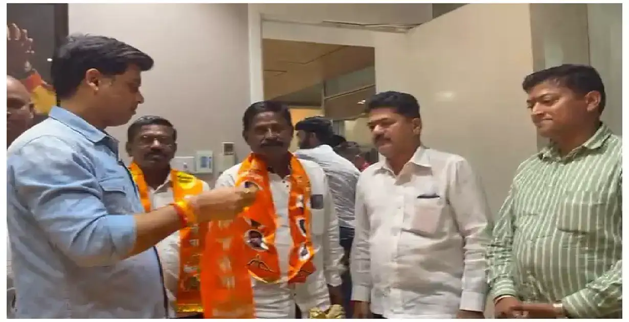 मंगळवारी ‘सामना’तून नियुक्त्या, अन बुधवारी ठाकरे गटाला हादरा, शिलेदार शिंदेंच्या शिवसेनेत! मंगळवारी ‘सामना’तून नियुक्त्या, अन बुधवारी ठाकरे गटाला हादरा, शिलेदार शिंदेंच्या शिवसेनेत!