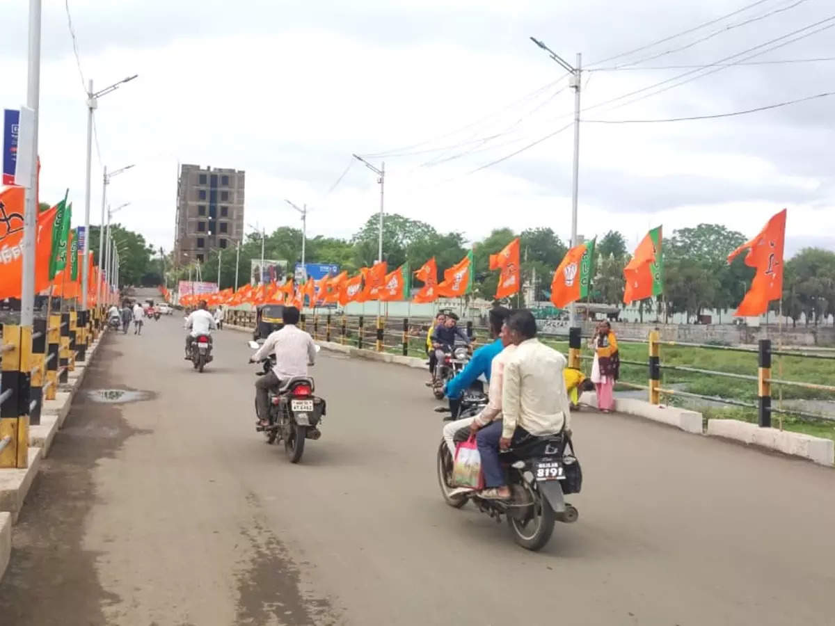 शासन आपल्या दारी कार्यक्रम, भाजप-शिवसेनेचे झेंडे लावले, पण राष्ट्रवादी काँग्रेसचा झेंडा गायब…