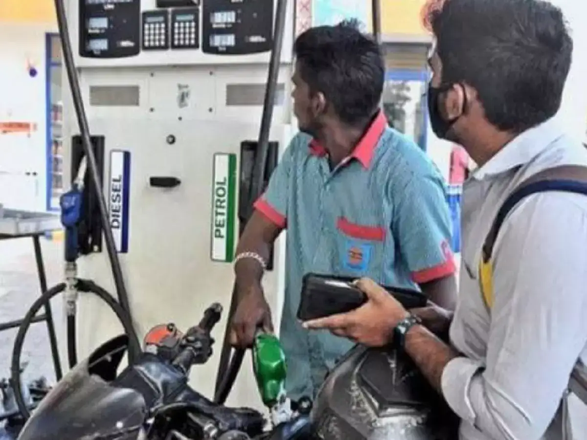 கிடுகிடுவென குறைந்த பெட்ரோல் விலை.. உங்க ஊர்ல ரேட் இதுதான்! 