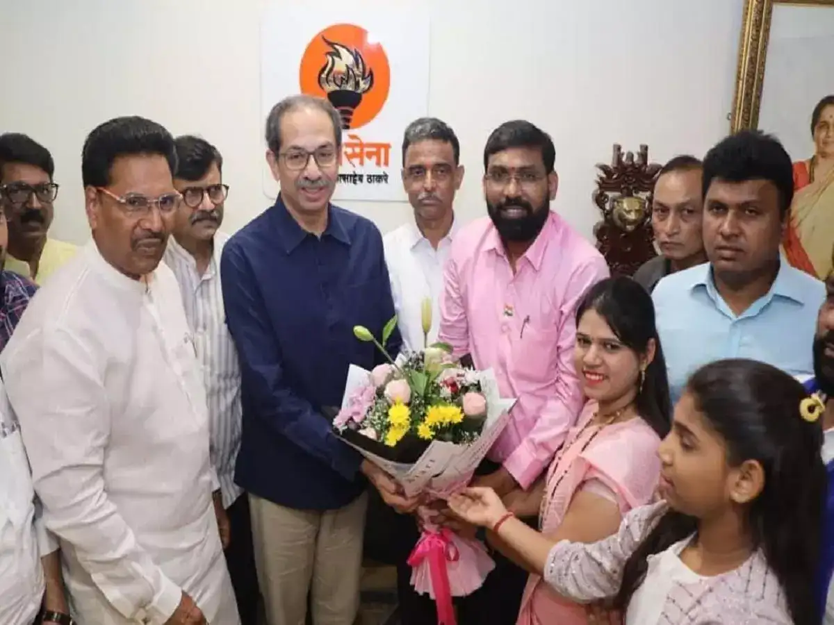 दिव्यात भाजपला धक्का; शिंदे गटाचे कट्टर विरोधक रोहिदास मुंडे ठाकरे गटात, उद्धव ठाकरेंंच्या उपस्थितीत प्रवेश दिव्यात भाजपला धक्का; शिंदे गटाचे कट्टर विरोधक रोहिदास मुंडे ठाकरे गटात, उद्धव ठाकरेंंच्या उपस्थितीत प्रवेश