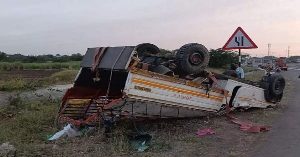 विठ्ठलाच्या दर्शनासाठी जाणाऱ्या वाहनाचा अपघात, एकाचा दुर्दैवी मृत्यू, वीस भाविक जखमी