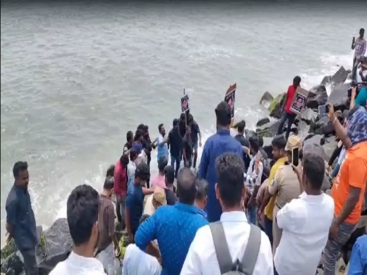 சிறுமிக்கு உரிய நீதி கிடைக்க வேண்டும்...கடலில் இறங்கி போராடிய மக்கள்! சமூக வலைத்தளங்களில் டிரெண்டாகும் ஹேஷ்டேக்! 