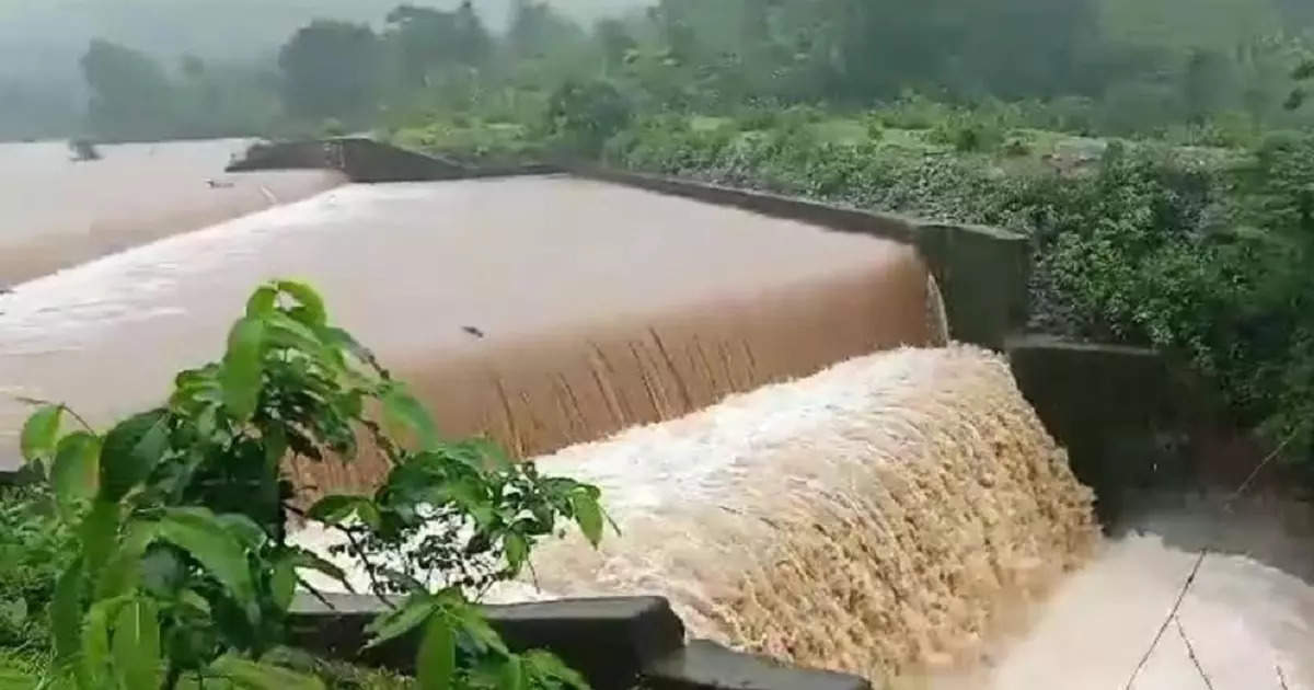 रायगडच्या कर्जतमधील सोलनपाडा धरणाची पाणी पातळी वाढली, प्रशासन सतर्क, ३१ कुटुंबांचं स्थलांतर