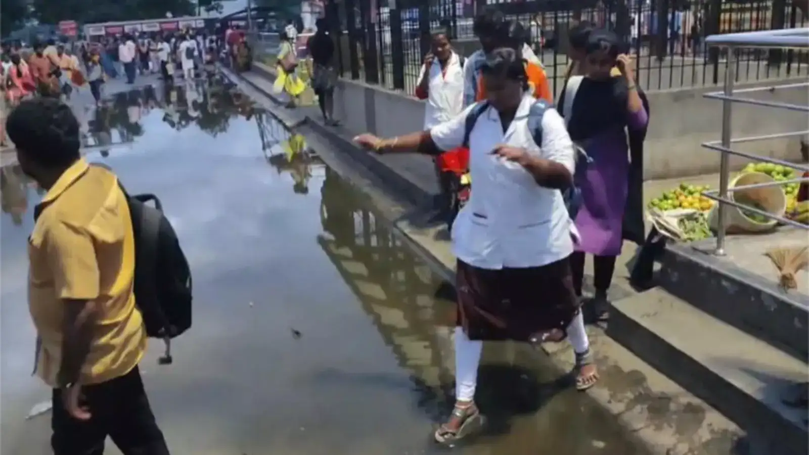 மதுரை பெரியார் பேருந்து நிலையத்தில் தேங்கி நிற்கும் தண்ணீர்! பயணிகள் வழுக்கி விழுந்து காயம்! நடவடிக்கை எடுக்குமா மாநகராட்சி? 