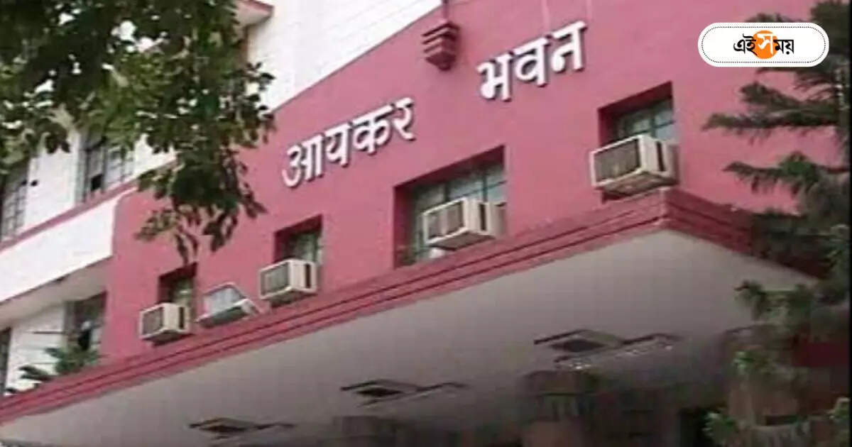 IT Raid in Kolkata : কলকাতায় আয়কর হানা, ঢাকুরিয়ার অভিজাত আবাসনে তল্লাশি! মদকাণ্ডের সঙ্গে যোগ? – income tax department officials raids kolkata dhakuria buisnessman flat on monday