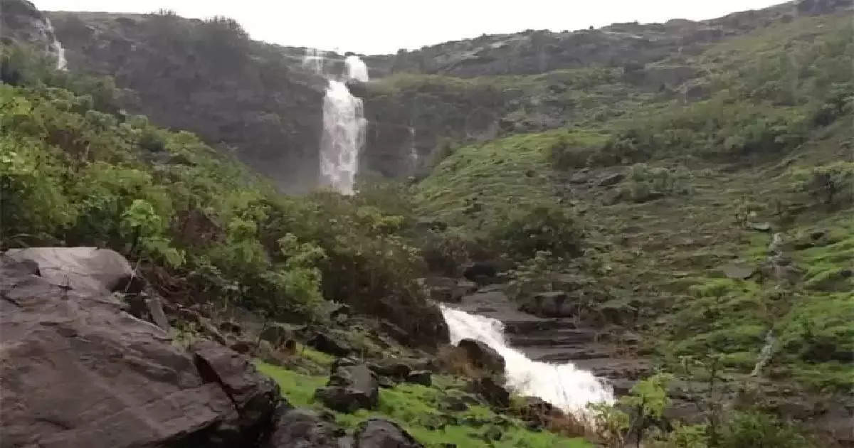 सहकुटुंब आदई धबधब्याच्या डोंगरावर फिरायला गेले, मामा भाच्याचा कड्यावरुन पाय घसरला अन् अनर्थ