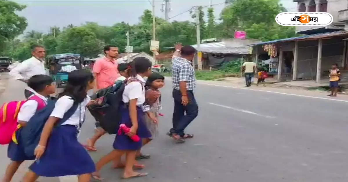 ট্রাফিক পুলিশের ভূমিকায় রাস্তায় শিক্ষকরাই, জেলার একাধিক স্কুলে ‘বেহালা আতঙ্ক’