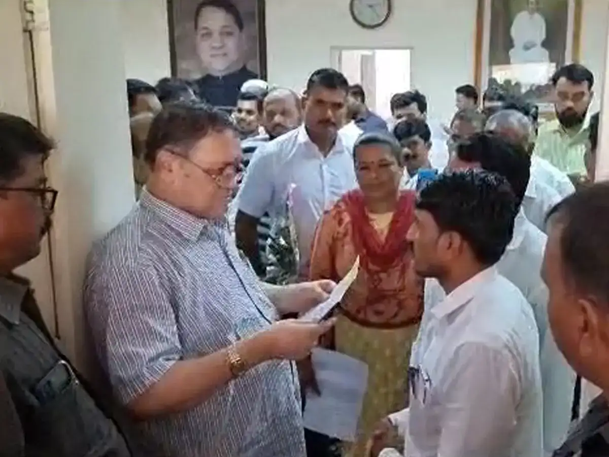 भेटीसाठी आलेले बराच वेळ ताटकळले, पण दिलीप वळसे पाटील यांनी या कृत्याने सर्वांची जिंकली मने भेटीसाठी आलेले बराच वेळ ताटकळले, पण दिलीप वळसे पाटील यांनी या कृत्याने सर्वांची जिंकली मने