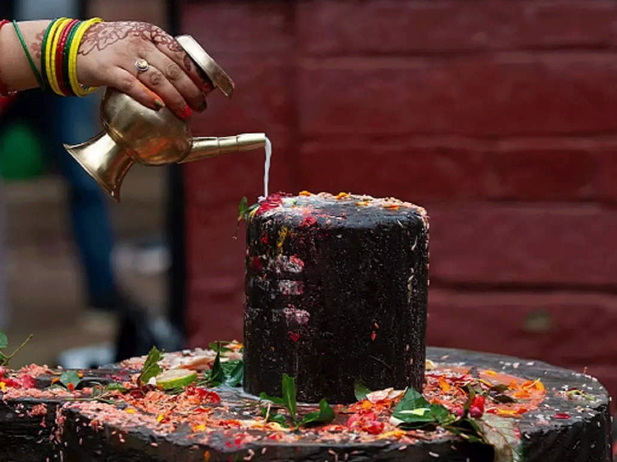 क्या आप जानते हैं कि शिवलिंग पर जल कब नहीं चढ़ाना चाहिए? शिवलिंग पर चढ़ा जल ग्रहण करना चाहिए या नहीं? - when should we not pour water on shivling and can
