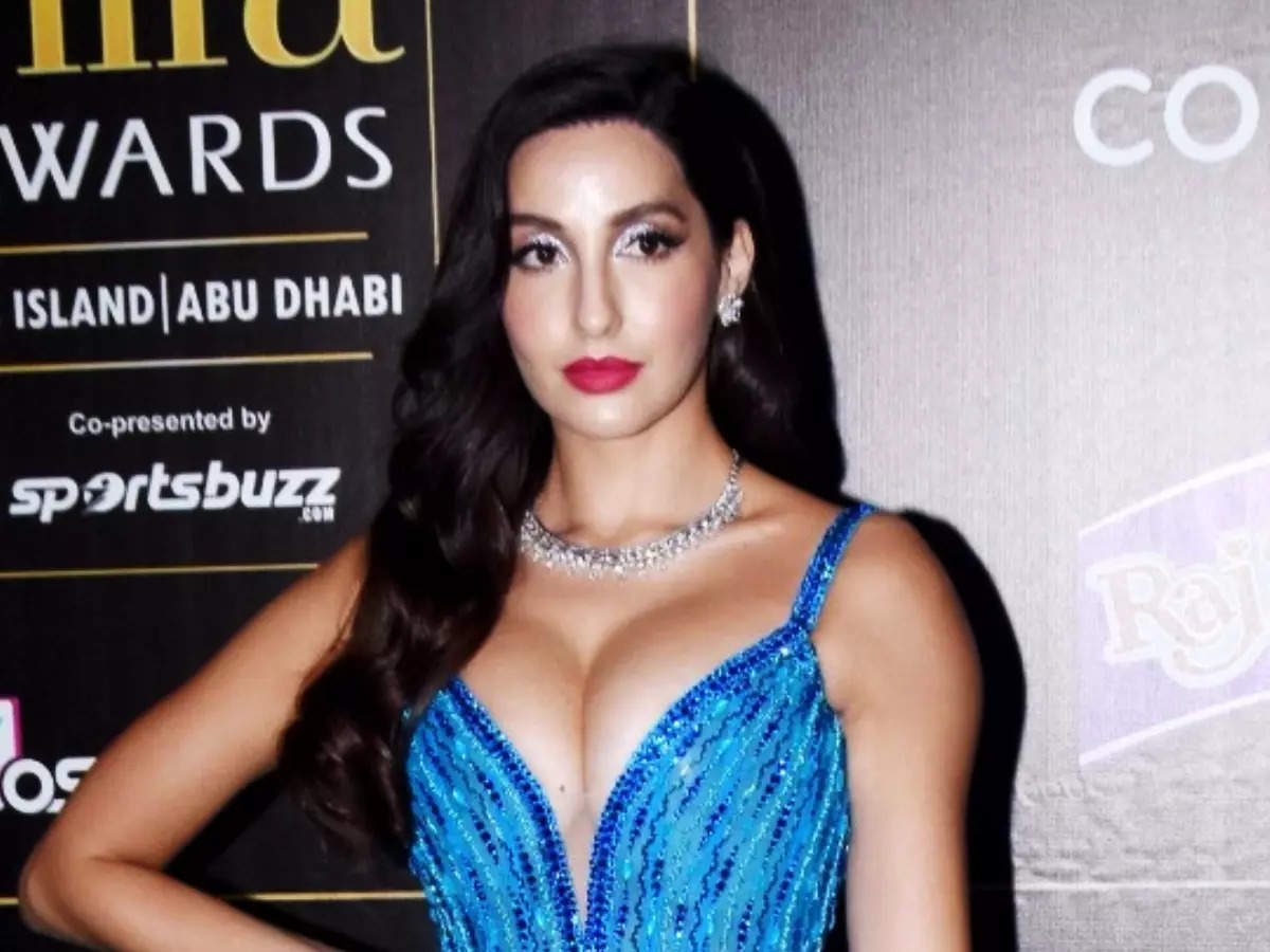 1200px x 900px - Nora Fatehi Blue Slit Dress For Iifa 2022,à¤¨à¥‹à¤°à¤¾ à¤«à¤¤à¥‡à¤¹à¥€ à¤•à¥€ à¤¬à¥‹à¤²à¥à¤¡à¤¨à¥‡à¤¸ à¤¨à¥‡ à¤ªà¤¾à¤°à¥€ à¤•à¥€  à¤¹à¤¦à¥‡à¤‚, à¤‡à¤¤à¤¨à¥‡ à¤¡à¥€à¤ª-à¤•à¤Ÿ à¤•à¥€ à¤ªà¤¹à¤¨à¥€ à¤¡à¥à¤°à¥‡à¤¸ à¤•à¤¿ à¤¸à¤¾à¤®à¤¨à¥‡ à¤–à¤¡à¤¼à¥‡ à¤²à¥‹à¤