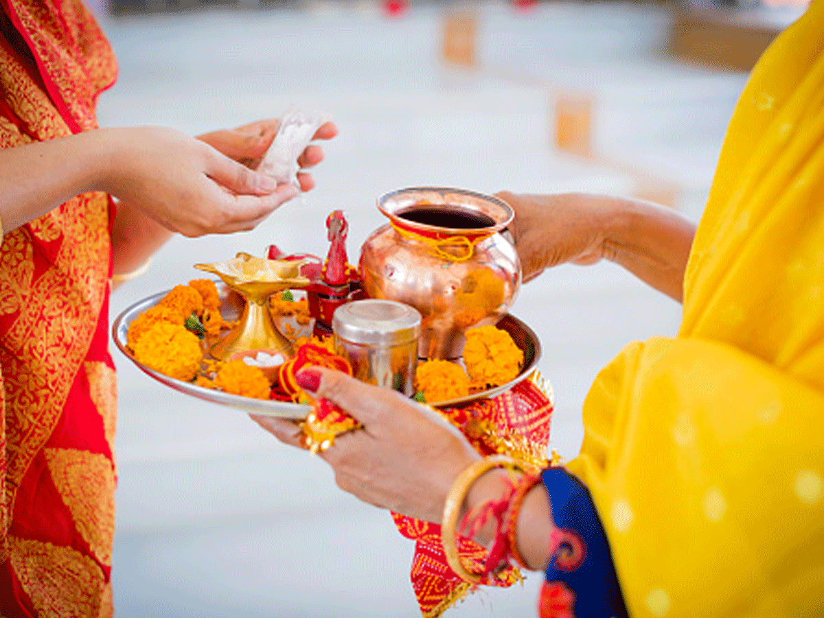मंत्र जाप के बाद क्यों छिड़का जाता है जल? पूजा-पाठ में क्या है इसका ...
