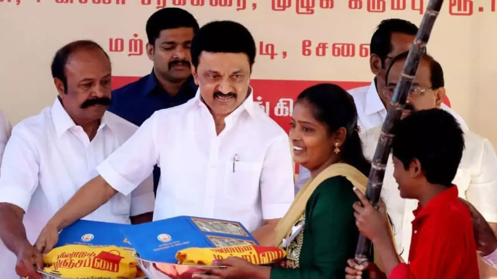 பொங்கல் பரிசுத் தொகுப்பு 2025: விநியோகம் செய்யும் நடைமுறைகள்- தமிழக அரசு புதிய உத்தரவு! 