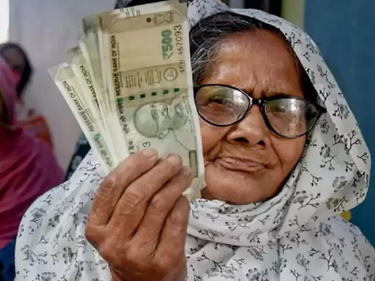 மாதம் 1000 ரூபாய் பென்சன்.. வயது வரம்பு குறைப்பு.. முதல்வர் அறிவிப்பு! 