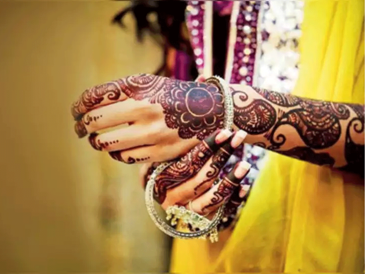 घरेलू नुस्खों की मदद से हटाएं हल्की होती मेहंदी - home remedies to remove  henna from hands - AajTak