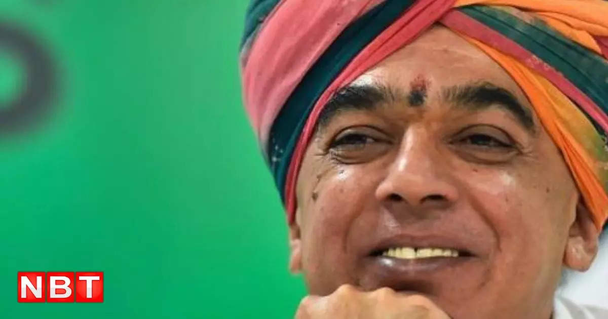Who is Manvendra Singh, the accident victim, who challenged Vasundhara?