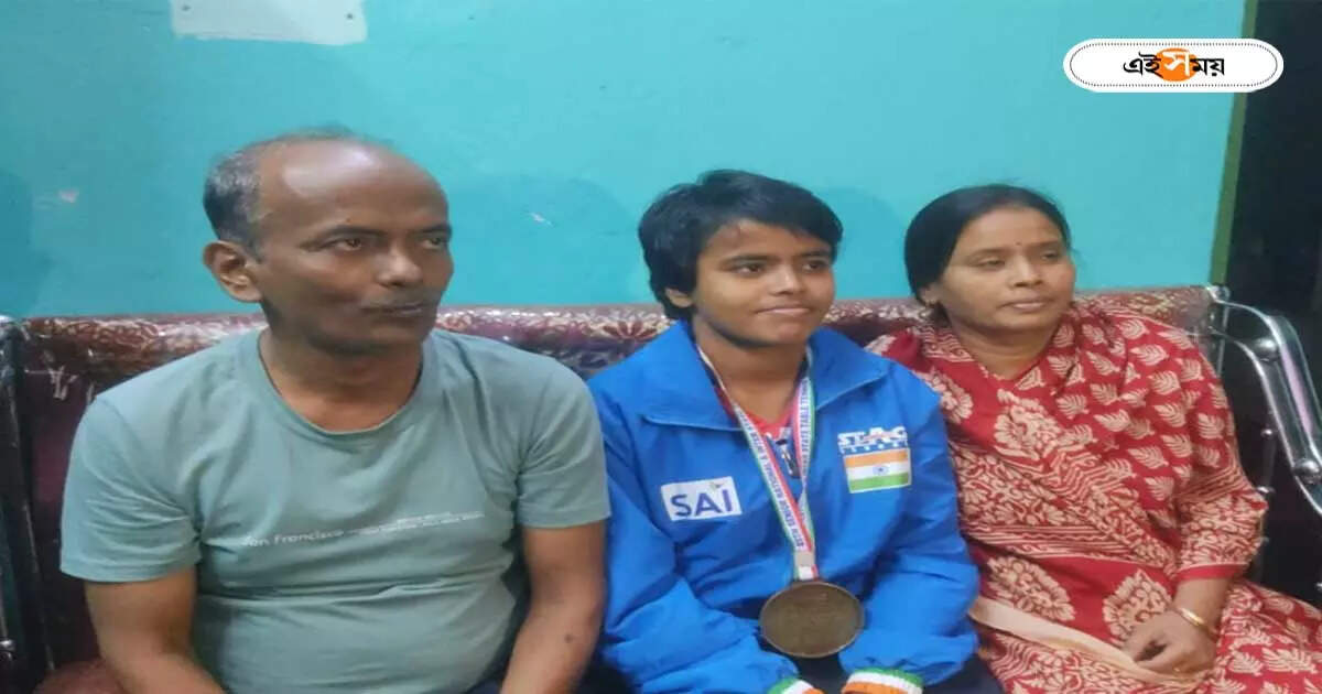 Table Tennis : মেয়ের প্র্যাকটিসে মায়ের ছিল ‘কড়া’ নজরদারি, টেবিল টেনিসে সোনা আনল পয়মন্তী – hooghly hindmotor table tennis player poymonti baisya got gold medal in national tournament