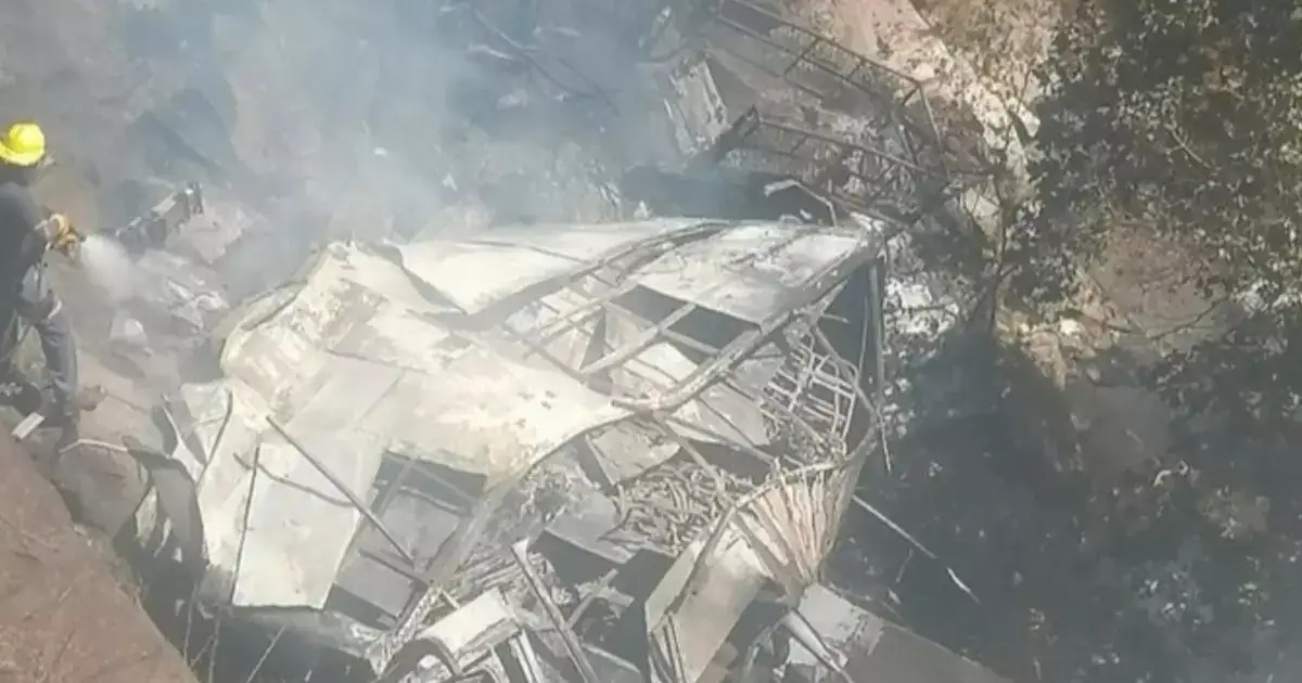 பாலத்திலிருந்து கவிழ்ந்த பேருந்து.. தீ பிடித்து விபத்து : பலியான 45 உயிர்கள்.. ஈஸ்டர் பயணத்தில் சோகம்! 