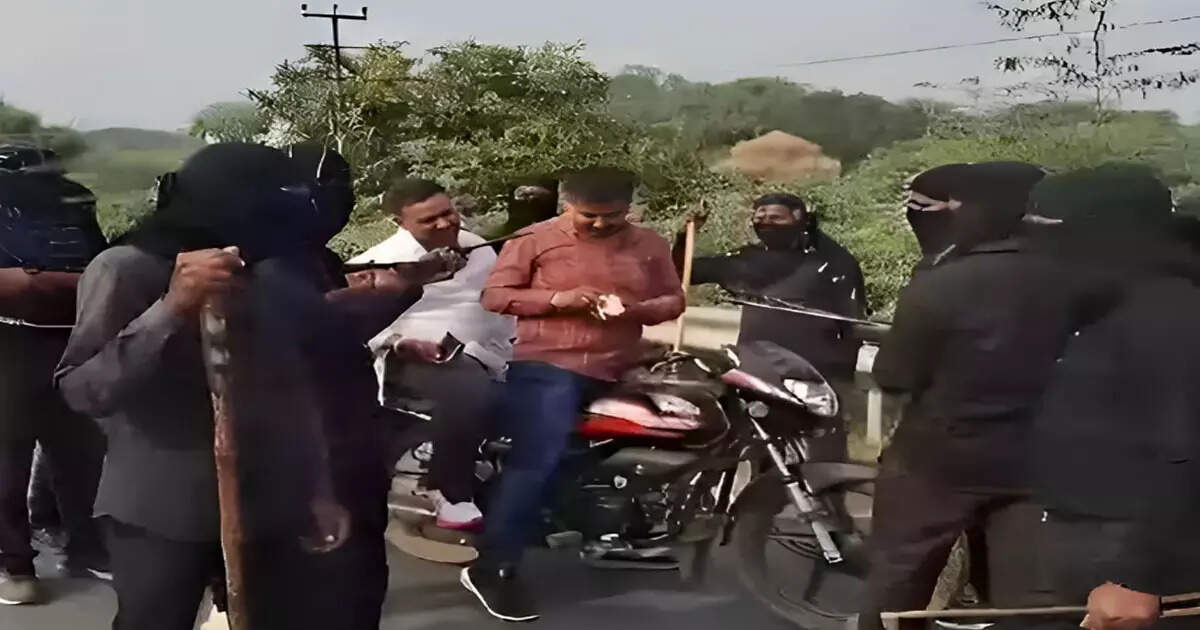 Phoolan Devi’s guru was also involved in this tradition, know why the ‘bandits’ of Chambal are seen standing on the highway in Bundelkhand.