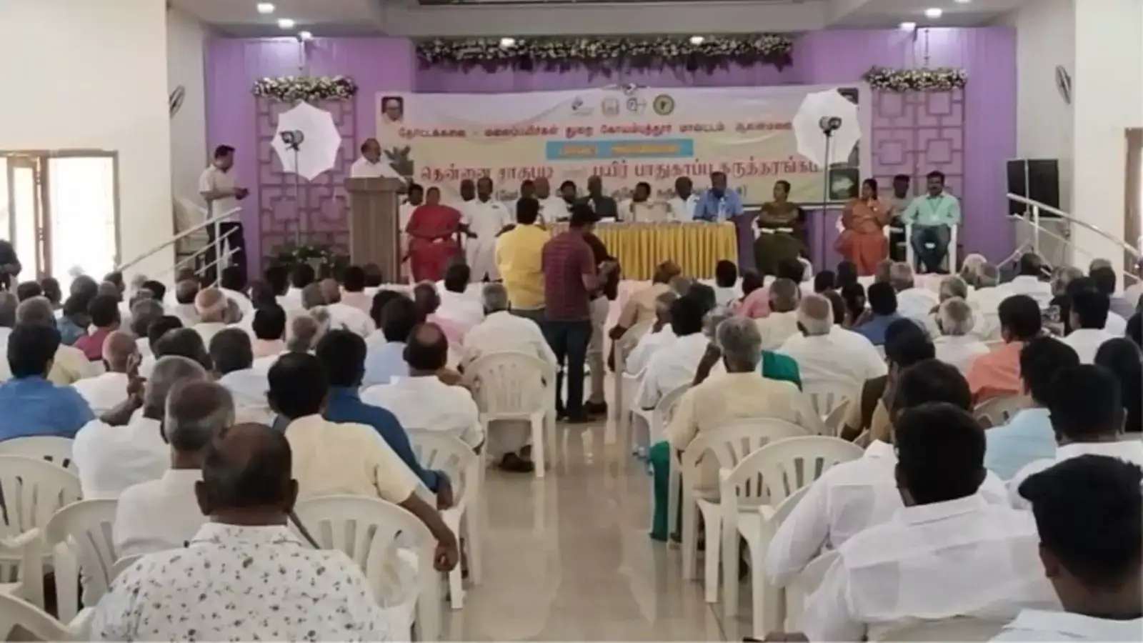 பொள்ளாச்சி ஆனைமலையில் மாவட்ட அளவிலான தென்னை சாகுபடி கருத்தரங்கு!அதிகாரிகளுடன் விவசாயிகள் வாக்குவாதத்தால் பரபரப்பு! 