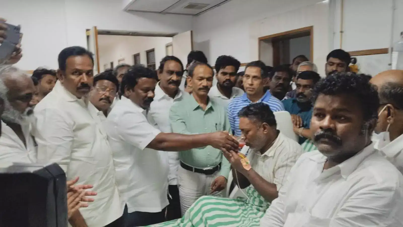 சென்னையில் உண்ணாவிரதத்தை முடித்துக் கொண்ட சசிகாந்த் செந்தில்...காரணம் என்ன? 