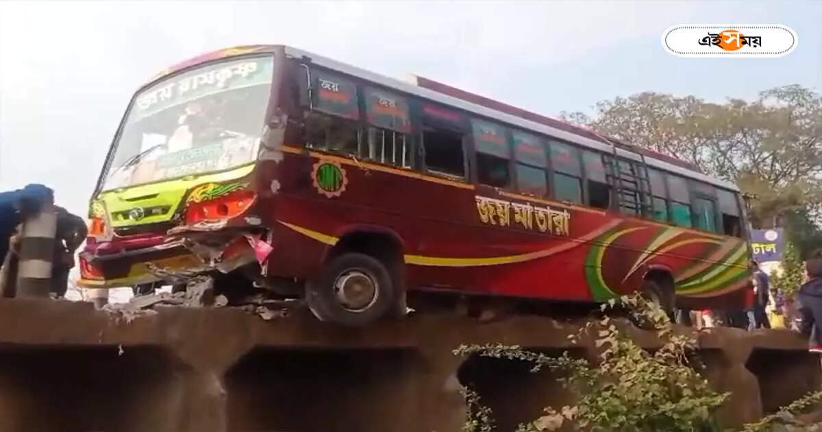 Bankura News : সেতু থেকে ঝুলছে বাস! ভয়াবহ দুর্ঘটনা বাঁকুড়ায়, বরাতজোরে প্রাণরক্ষা ৬০ যাত্রীর – bus accident on silabati river bridge at bankura to jhargram state high way