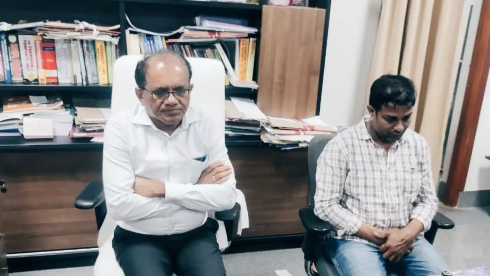 ఉన్నత హోదాలో ఉండి ఇదేం పని.. రెడ్ హ్యాండెడ్‌గా దొరికిన అడిషనల్ కలెక్టర్‌