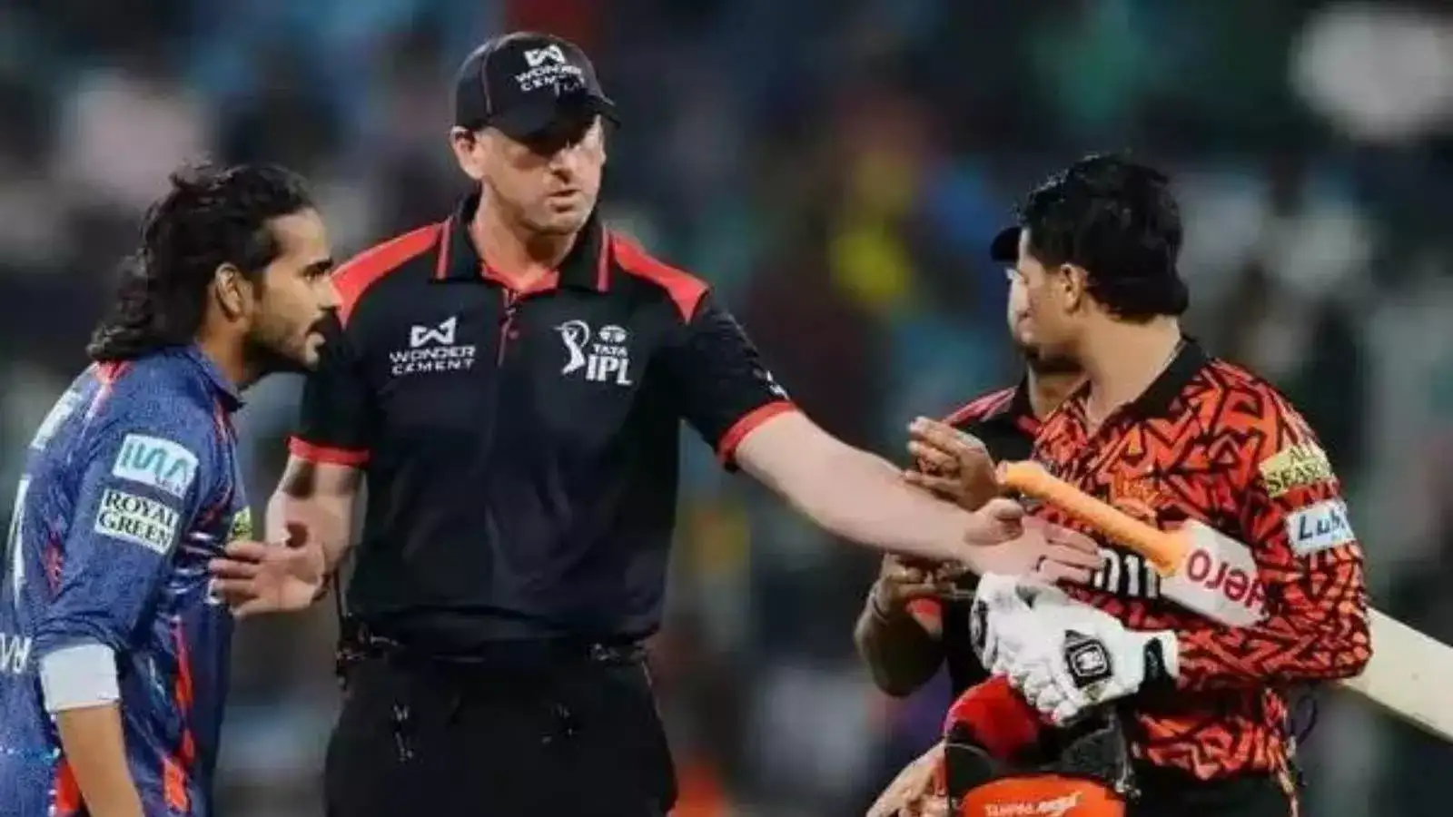 ധോണി ഗ്രൗണ്ടില്‍ ഇരച്ചുകയറിയിട്ടും കോഹ്ലി അമ്പയര്‍മാരുമായി കലഹിച്ചിട്ടും വിലക്ക് ലഭിച്ചില്ല; ദിഗ്വേഷിനോട് അനീതിയെന്നും വീരേന്ദര്‍ സെവാഗ്