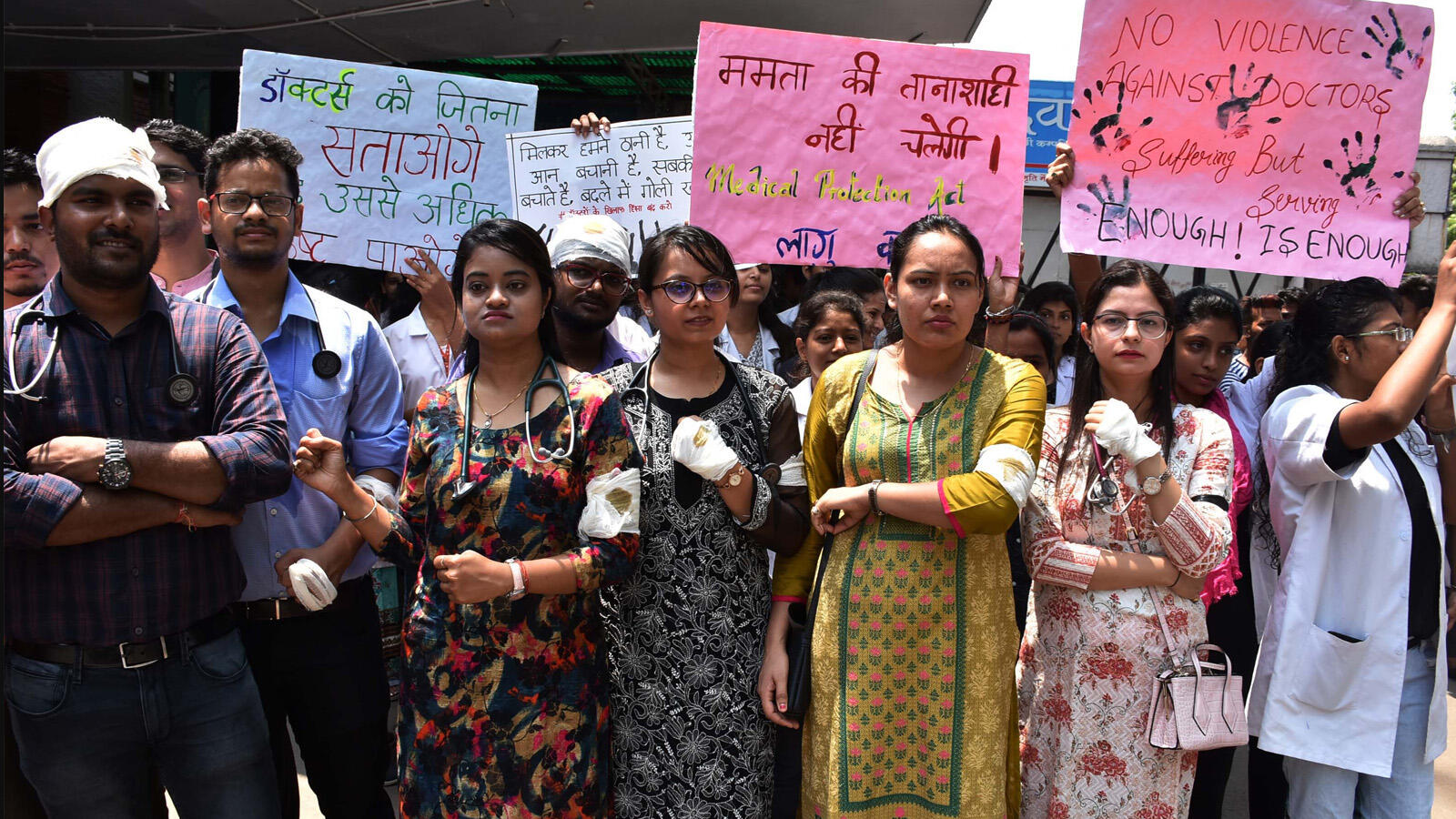 West Bengal Doctors Mass Resignation,डॉक्‍टरों की हड़ताल का देशभर में बुरा  असर, पश्चिम बंगाल में 43 डॉक्‍टरों ने दिया सामूहिक इस्‍तीफा - doctors strike  is affecting medical ...