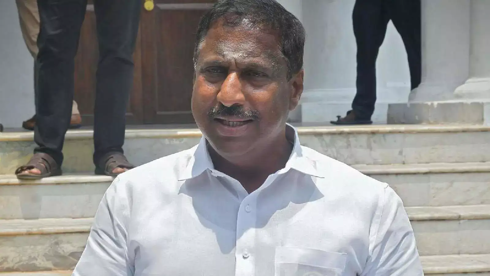 புதுச்சேரி சட்டப்பேரவை முன் நேரு எம்எல்ஏ தர்ணா போராட்டம்! 