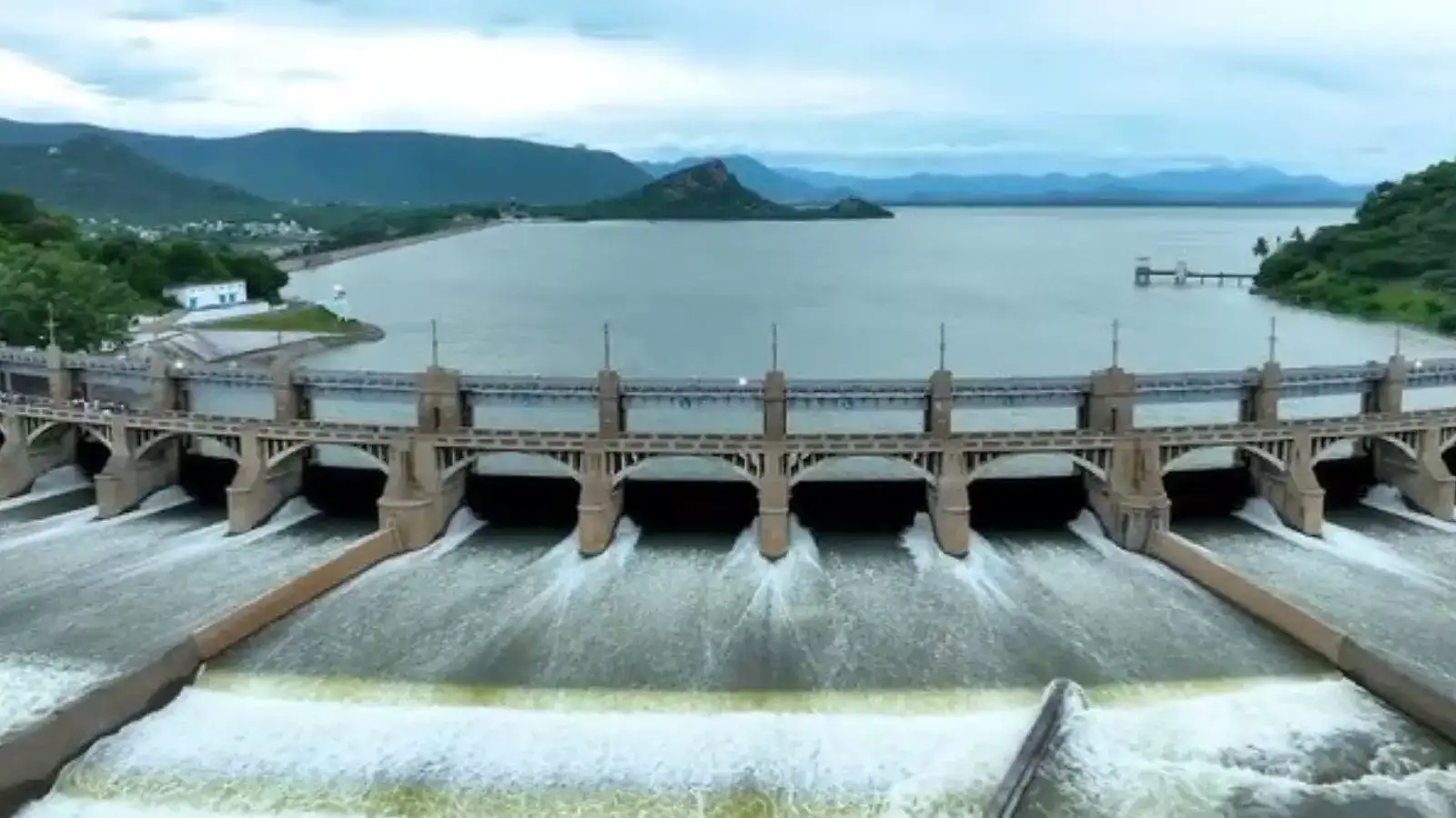 மேட்டூர் அணைக்கு வரும் நீரின் அளவு 1 லட்சம் கன அடியாக நீடிப்பு : இன்றைய அப்டேட் இதோ 