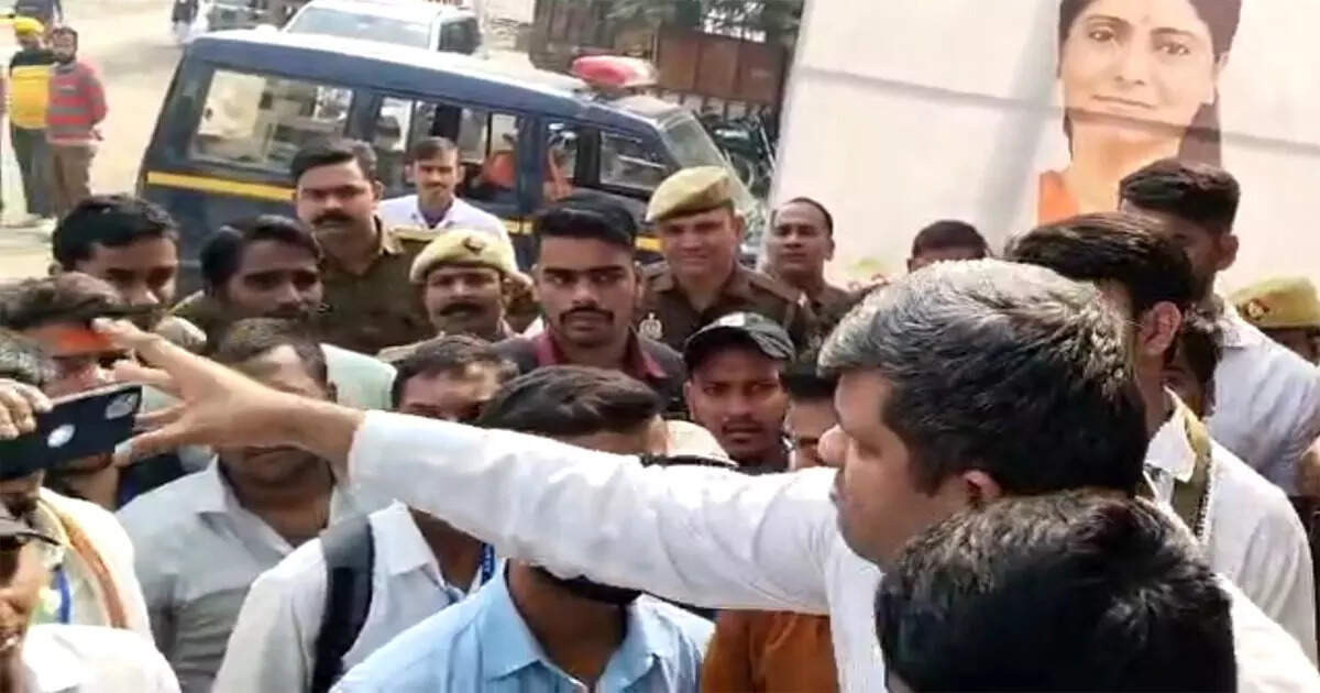 Wow Minister!  When the student questioned the scholar, an angry Ashish Patel snatched the phone.